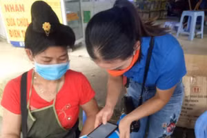 Đoàn viên thanh niên hướng dẫn người dân vùng cao cài đặt ứng dụng Bluezone.