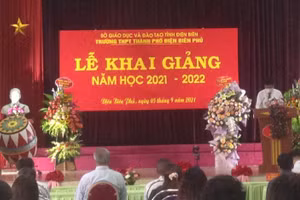 Ông Lê Thành Đô - Chủ tịch UBND tỉnh Điện Biên phát biểu tại lễ khai giảng.