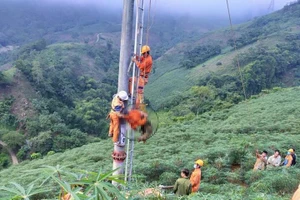 Điện lực Văn Bàn hỗ trợ đưa thi thể nạn nhân xuống đất