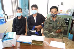 Các đối tượng lần lượt từ trái qua phải gồm: Mùa A Tính, Mùa A Lẩu, Mùa A Già cùng tang vật tại cơ quan Công an