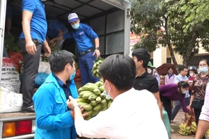 Đoàn viên, thanh niên và nhân dân tiếp nhận nông sản chuyển đến hỗ trợ nhân dân Phù Yên chống dịch