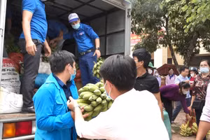 Đoàn viên, thanh niên và nhân dân tiếp nhận nông sản chuyển đến hỗ trợ nhân dân Phù Yên chống dịch