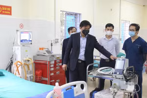 PGS.TS. Đào Xuân Cơ (bên trái) đang giới thiệu các thiết bị y tế mới được trang bị.