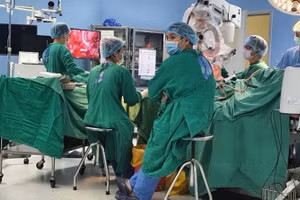 Các y, bác sỹ tham gia ca mổ.