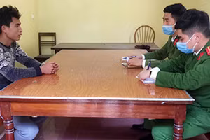 Đặng Xuân Trụ (bên trái) tại cơ quan Công an