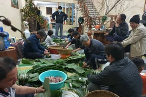 Gói bánh chưng để giới thiệu truyền thống ngày Tết