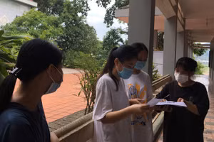 Các thí sinh tại Hòa Bình đeo khẩu trang phòng dịch trong suốt kỳ thi.