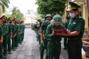Trao Quyết định tăng cường lên khu vực biên giới cho các chiến sĩ, hạ sĩ quan