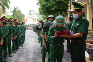 Trao Quyết định tăng cường lên khu vực biên giới cho các chiến sĩ, hạ sĩ quan