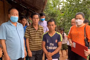 Lãnh đạo huyện Mường Nhé đến thăm hỏi, động viên gia đình có nạn nhân thiệt mạng