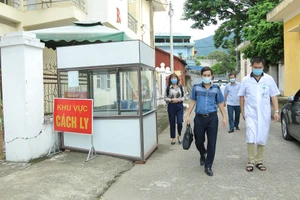 Lãnh đạo chính quyền địa phương thăm, kiểm tra tại khu cách ly (Ảnh: CDC Sơn La)