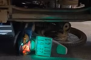 Sau va chạm, xe máy chui tọt gầm xe bồn