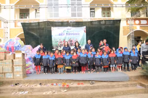 Trao tặng áo ấm cho học sinh