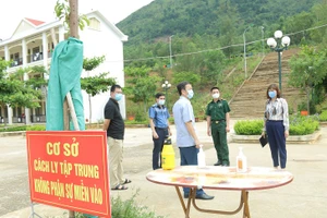 Lãnh đạo chính quyền địa phương và cơ quan chức năng kiểm tra tình hình tại khu cách ly tập trung huyện Phù Yên (Sơn La).