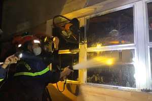 Lực lượng chức năng nỗ lực chữa cháy