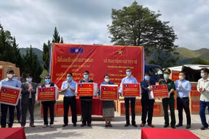 Đại diện BCĐ phòng, chống Covid-19 tỉnh Điện Biên trao tặng vật tư y tế cho 6 tỉnh Bắc Lào