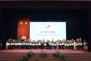 Lãnh đạo Tỉnh ủy Điện Biên trao thưởng cho các tập thể, cá nhân có thành tích xuất sắc trong công tác đoàn và phong trào thanh thiếu nhi.