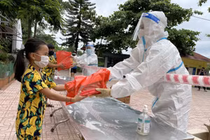 Trẻ em ở khu cách ly nhận quà 1/6