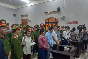 Trần Thị Hiền (thứ 3 bên trái) liên tục kêu oan ở các phiên xét xử