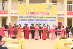 Các đại biểu cắt băng khánh thành công trình