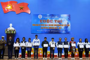 Ban tổ chức trao thưởng cho những dự án xuất sắc