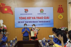 Ban tổ chức trao giải cho cá nhân đạt giải xuất sắc.
