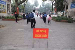 Học sinh Trường Tiểu học Hà Nội - Điện Biên Phủ xếp hàng vào lớp theo quy định