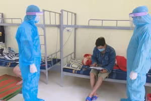 Cán bộ Khu cách ly tập trung huyện Mộc Châu thăm hỏi ông Nguyễn Hồng My