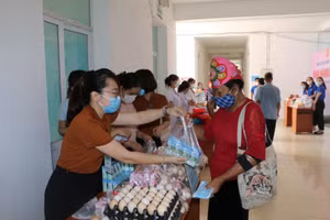 Nhiều bệnh nhân nghèo kịp thời được hỗ trợ tại gian hàng.