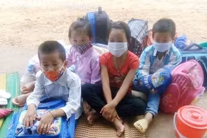 Những học sinh tiểu học phải rời gia đình để vào khu cách ly