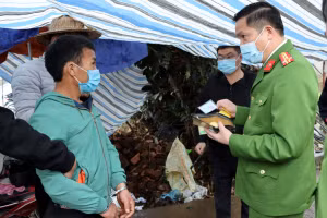 Giàng A Dao (Áo xanh) bị bắt giữ khi đang trên đường vận chuyển ma túy đi tiêu thụ