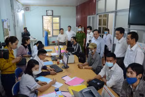 Toàn cảnh buổi cấp phát thuốc thí điểm.