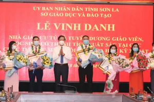 PGS.TS Nguyễn Huy Hoàng trao tặng chứng nhận và hoa chúc mừng cho 7 Nhà giáo ưu tú