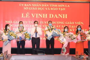 PGS.TS Nguyễn Huy Hoàng trao tặng chứng nhận và hoa chúc mừng cho 7 Nhà giáo ưu tú