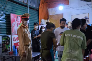 Lực lượng chức năng nhắc nhở các trường hợp vi phạm.