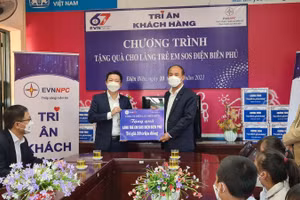 Công ty Điện lực Điện Biên trao quà tặng Làng trẻ em SOS Điện Biên Phủ.