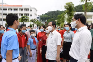 Bộ trưởng Nguyễn Kim Sơn thăm hỏi các em học sinh Cụm liên trường Kim Tân 