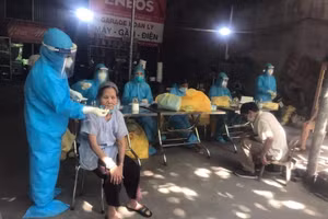 Lấy mẫu xét nghiệm cho các hộ dân khu phong tỏa.