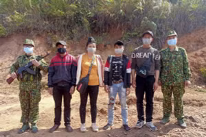 Các đối tượng bị bắt giữ khi vừa vượt biên vào Việt Nam.