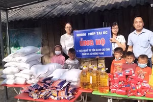 Đại diện Báo GD&TĐ, lãnh đạo Phòng GD&ĐT Tp. Điện Biên Phủ thay mặt các mạnh thường quân trao quà cho các đơn vị