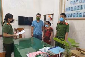 Đối tượng Nguyễn Thị Thảo (áo đỏ) tại cơ quan Công an. 