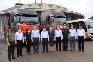 Lãnh đạo tỉnh Hòa Bình tại lễ bàn giao hàng hóa hỗ trợ TP. Hồ Chí Minh