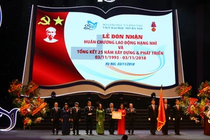 Viện Đại học Mở Hà Nội đón nhận Huân chương lao động hạng Nhì.