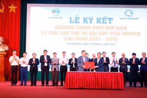 Thứ trưởng, Phó chủ nhiệm Lê Sơn Hải và GS.TS Phạm Hồng Quang, GĐ Đại học Thái Nguyên ký kết chương trình phối hợp giữa UBDT và ĐHTN.