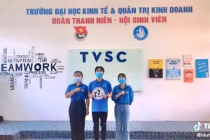 Các đoàn viên thanh niên của Trường ĐH Kinh tế và QTKD thể hiện vũ điệu “tôi đi bầu cử”.