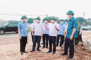 Ông Trịnh Việt Hùng, Uỷ viên dự khuyết Trung ương Đảng, Phó Bí thư Tỉnh uỷ, Chủ tịch UBND tỉnh cùng đoàn công tác kiểm tra dự án tuyến ĐT.266.