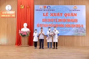 Ông Đặng Xuân Trường, Ủy viên BTV Tỉnh ủy, Phó Chủ tịch Thường trực UBND tỉnh Thái Nguyên trao quà cho đoàn tình nguyện