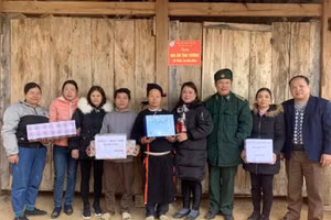 Hội LHPN huyện Bảo Lạc và chiến sĩ Đồn biên phòng Cốc Pàng hỗ trợ xây nhà "Mái ấm tình thương" cho người dân.