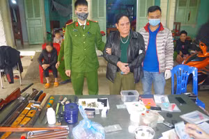 Đối tượng Bình cùng nhiều vũ khí nguy hiểm bị thu giữ.