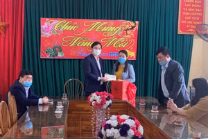 Đồng chí Vũ Đình Hưng thăm hỏi, động viên và tặng quà cho cô giáo có hoàn cảnh đặc biệt khó khăn của trường Mầm non Yên Phú, xã Yên Phú, huyện Hàm Yên